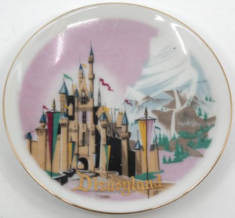 1960s Disneyland Matterhorn and Castle Plate - ID: jundisneyana20032 - ID: jundisneyana20032 Disneyana