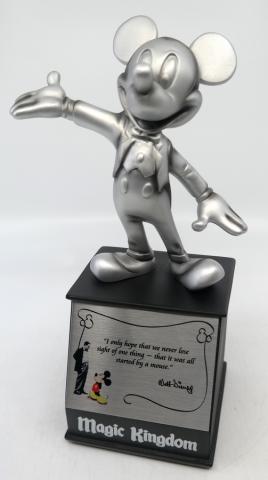 Magic Kingdom Mickey Mouse Statuette - ID: jundisneyana20240 Disneyana