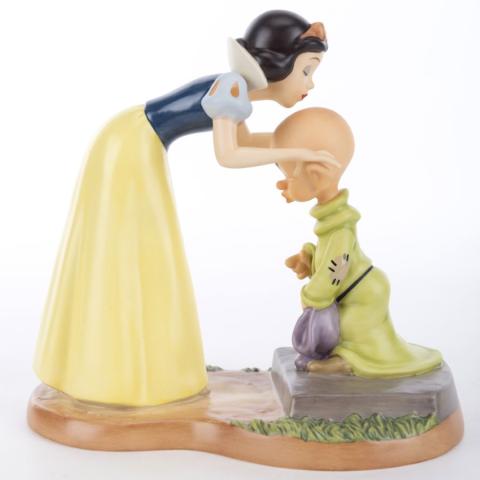 Snow White and Dopey 'A Sweet Send-Off' Figurine - ID: 045544092760 Disneyana