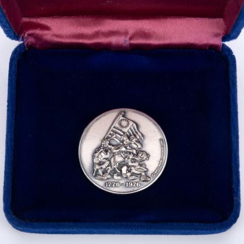Disneyland Resort America On Parade Silver Medallion (1976) - ID: jun24147 Disneyana