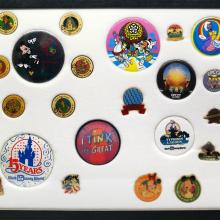 Walt Disney World Collection of (22) Buttons & Pins - ID: augdisneyana20190 Disneyana