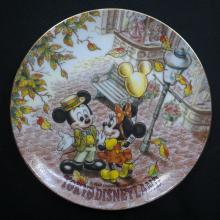 Tokyo Disneyland Mickey and Minnie Collector Plate - ID: aprdisneyland21308 Disneyana
