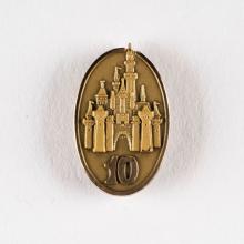 Disneyland Castle 10 Year Cast Member Service Award Pin (c.1980's-2000's) - ID: jun23133 Disneyana